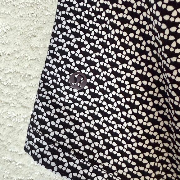 Lululemon Athletica On The Fly Shorts in Monochromatic Black Print - US Women’s - Picture 7 of 14